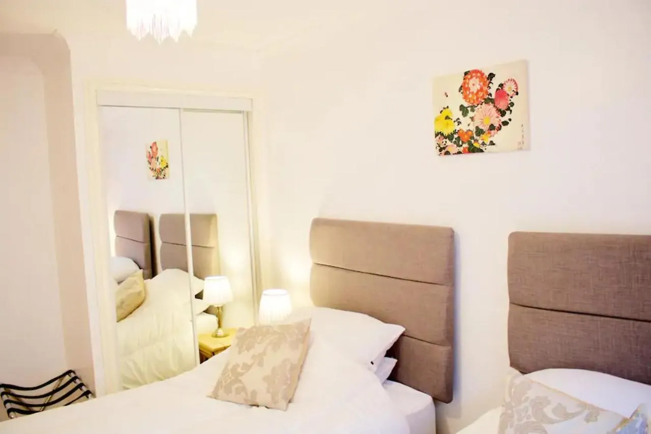 2 Bedroom Flat Near Holyrood Park Sleeps 4 Edinburgh 0*,
