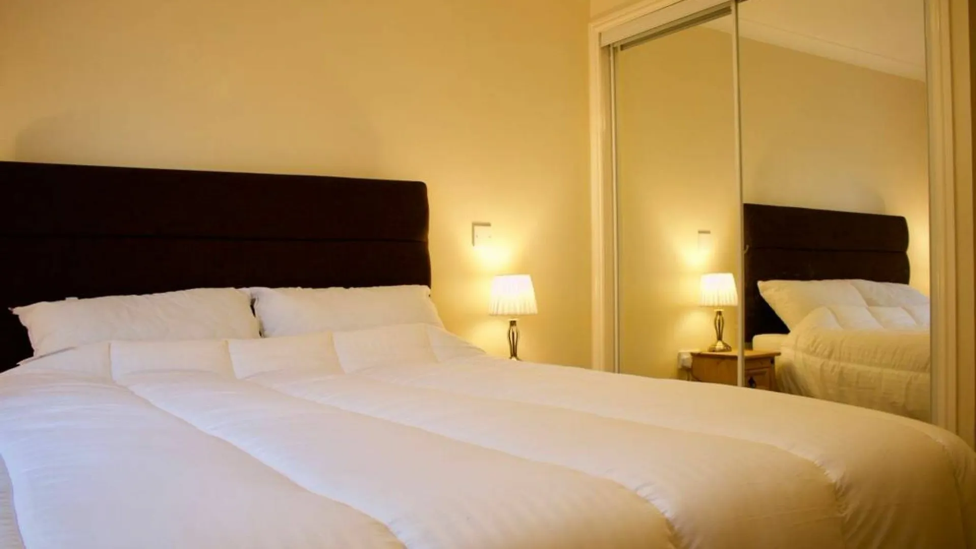 2 Bedroom Flat Near Holyrood Park Sleeps 4 Edinburgh 0*,